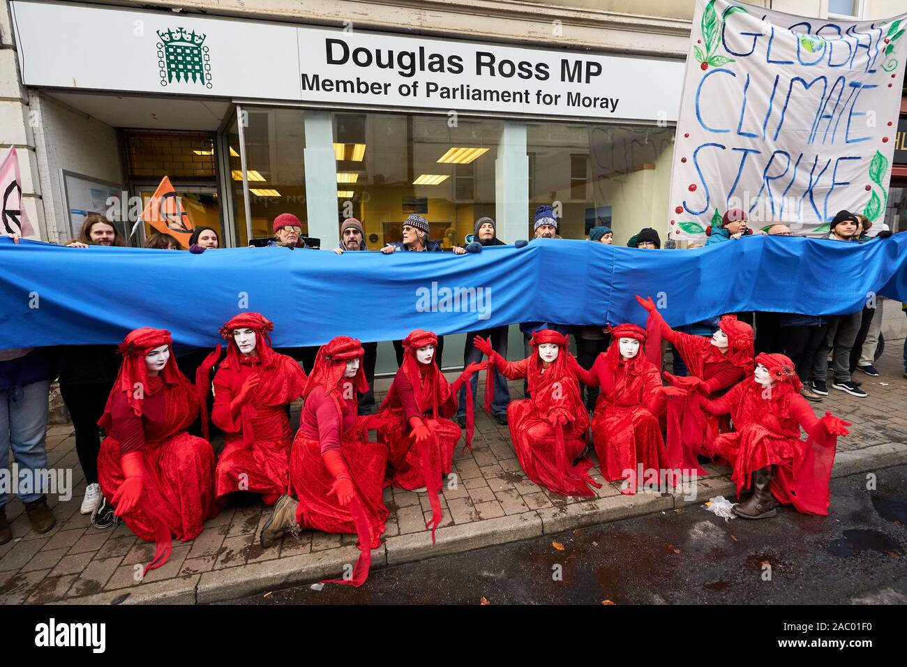 Forres High Street, murene, UK. 29 Nov, 2019. Regno Unito. Questo è il clima globale sciopero in Forres High Street e al di fuori di MP per murene, Douglas Ross office. Le parti in rosso sono i diavoli rossi. Credito: JASPERIMAGE/Alamy Live News Foto Stock