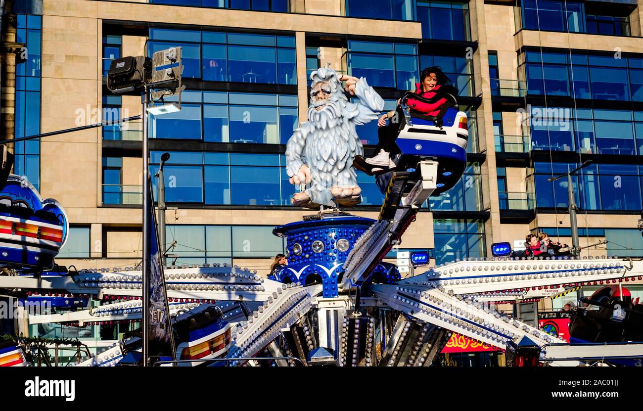 Edimburgo di Natale 2019: "Yeti' ride in Princes Street Gardes Foto Stock