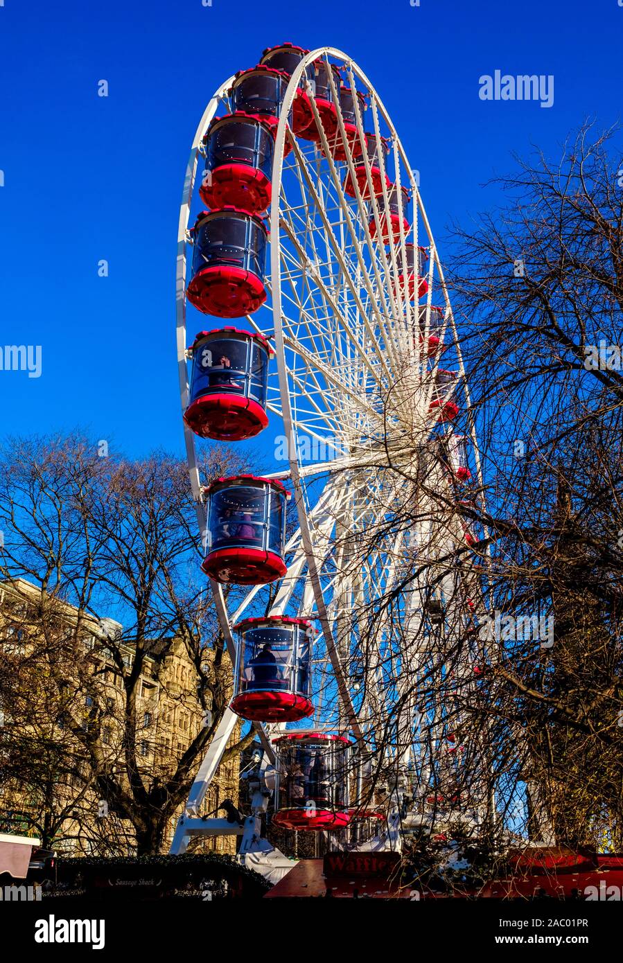 Edimburgo di Natale 2019: la grande ruota in Princes Street Gardens attira i clienti per tutta la stagione di Natale. Foto Stock