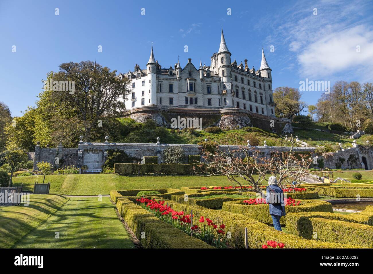 Vista della facciata posteriore del Dunrobin Castle con i giardini in primo piano. Il castello originale è stato rimodellato nel 1845 da Sir Charles Barry changin Foto Stock