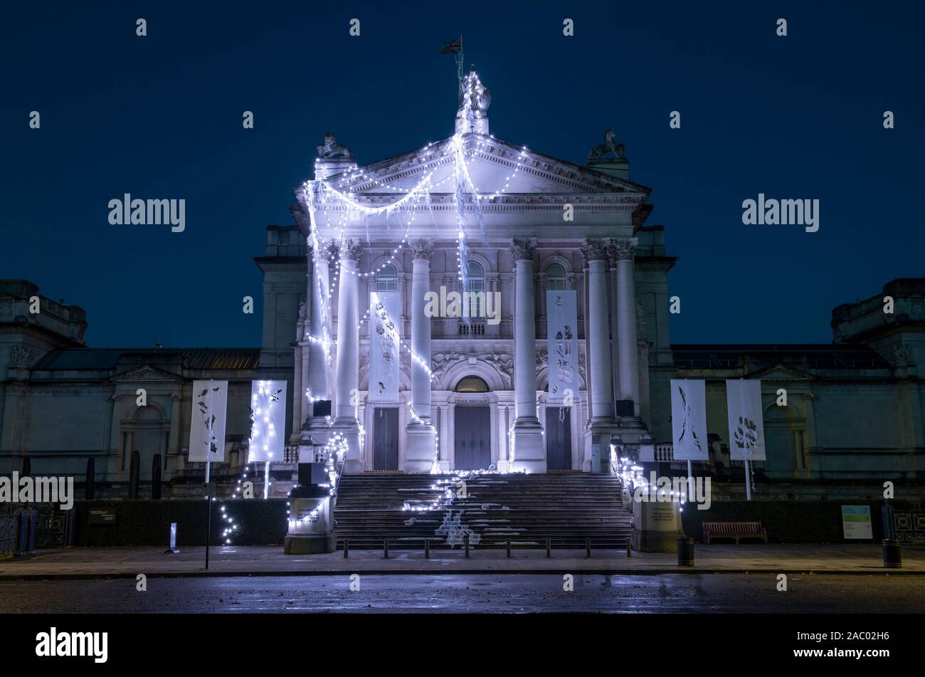 Tate Britain, Londra, Regno Unito. Il 29 novembre 2019. La nuova Tate Britain Inverno Commissione, ideato dal celebre artista britannico Anne Hardy ha trasformato la Tate Britain iconici facciata in una fregata tempio in un'esplorazione dei ritmi naturali della terra, maree e il solstizio d'inverno. Svelato per la prima volta la mattina presto del 29 novembre, Hardy di lavoro verrà visualizzato fino al 26 gennaio 2020. Credito: Malcolm Park/Alamy. Foto Stock