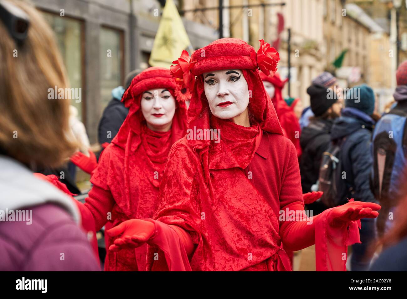 Forres High Street, murene, UK. 29 Nov, 2019. Regno Unito. Questo è il clima globale sciopero in Forres High Street e al di fuori di MP per murene, Douglas Ross office. Le parti in rosso sono i diavoli rossi. Credito: JASPERIMAGE/Alamy Live News Foto Stock