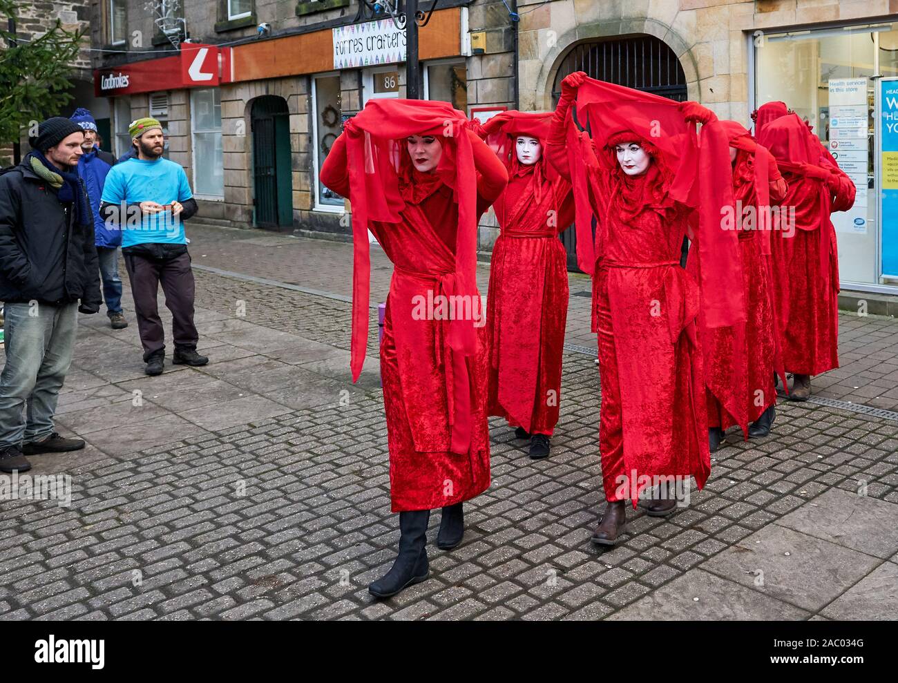 Forres High Street, murene, UK. 29 Nov, 2019. Regno Unito. Questo è il clima globale sciopero in Forres High Street e al di fuori di MP per murene, Douglas Ross office. Le parti in rosso sono i diavoli rossi. Credito: JASPERIMAGE/Alamy Live News Foto Stock