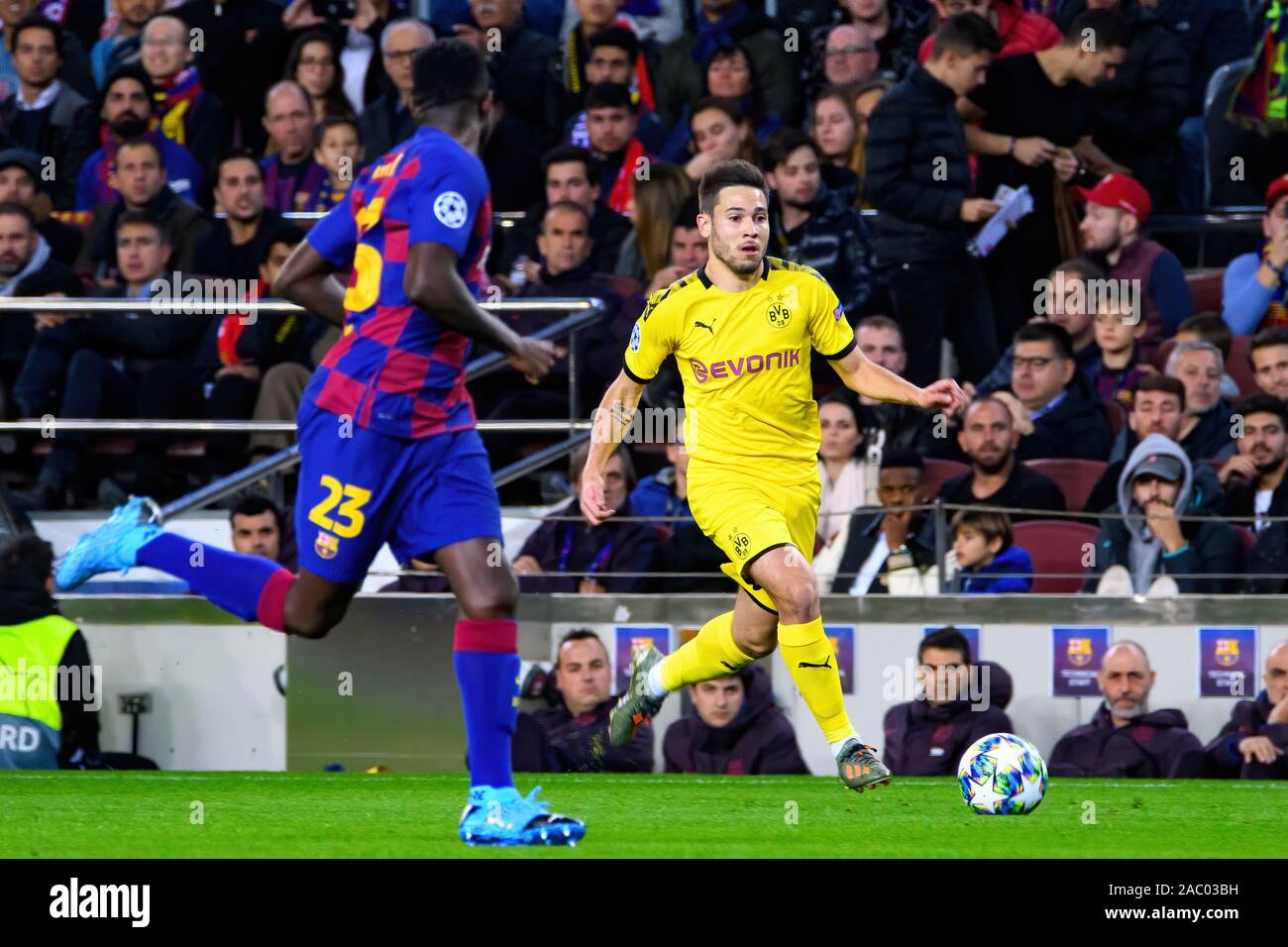 Barcellona - NOV 27: Raphael Guerreiro gioca in champions league match tra FC Barcelona e Borussia Dortmund allo stadio Camp Nou su Novemb Foto Stock