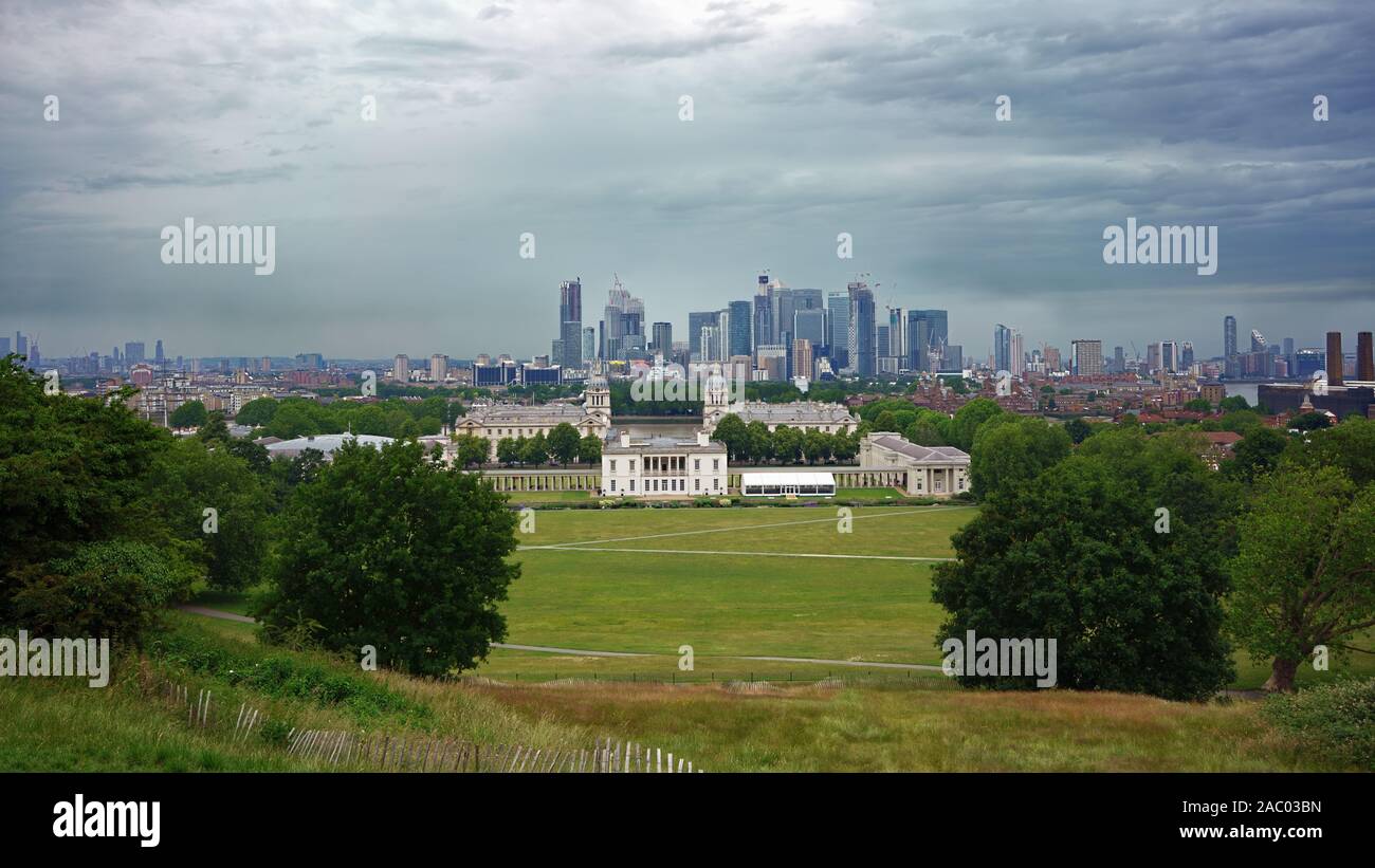 GREENWICH, LONDON, Regno Unito - 24 giugno 2019: vista panoramica dalla storica Greenwich alla moderna Canary Wharf business district skyline. Foto Stock