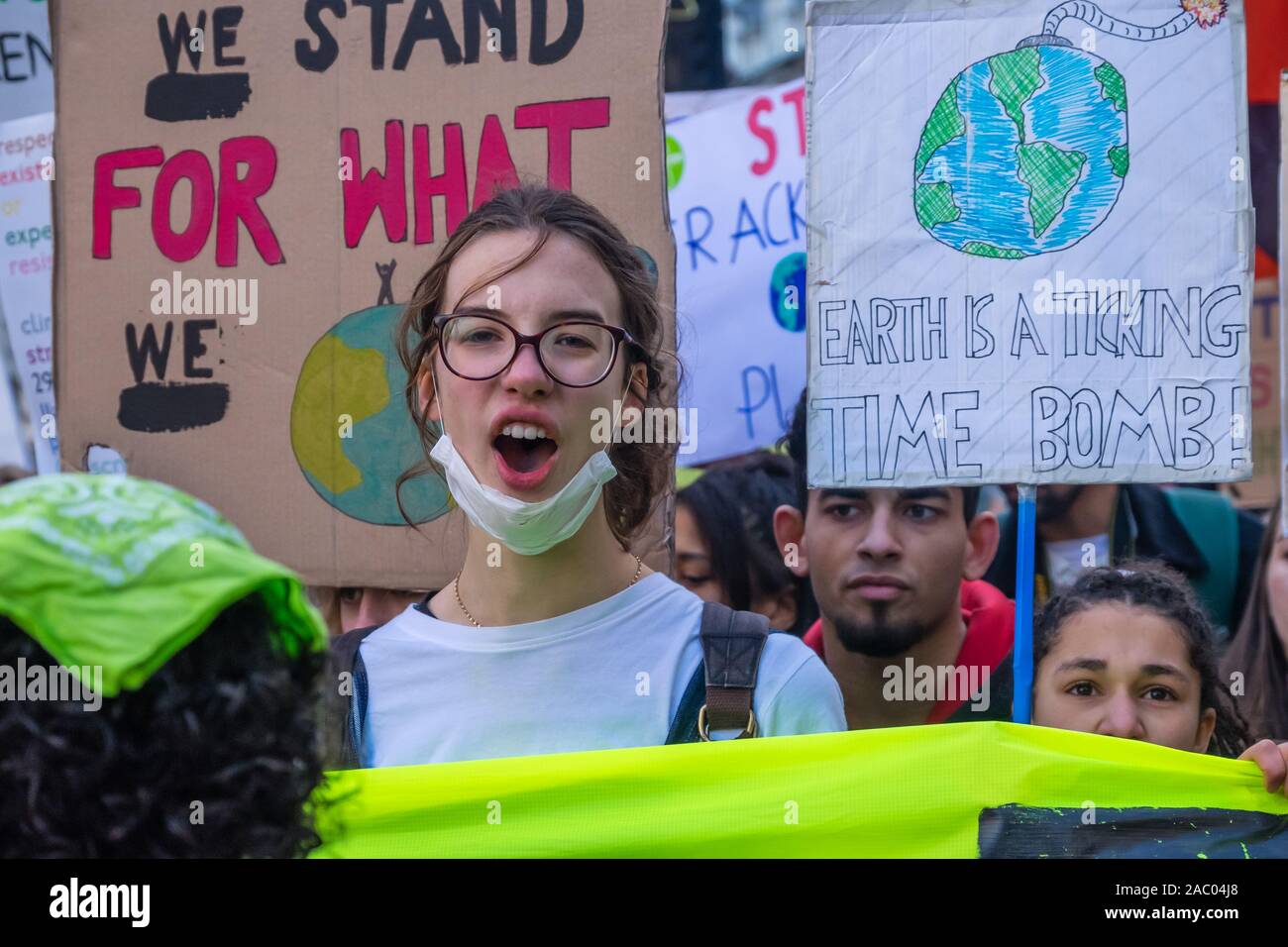 Londra, Regno Unito. 29 Nov, 2019. Gli studenti marzo sul Venerdì nero/Buy nothing day impegnativo urgente azione per il clima. Essi esigono un New Deal Verde per salvare il futuro, un curriculum che insegna il futuro, per il governo di dire alla gente la verità e per i giovani di essere abilitata e sentire la loro voce. Oltre un migliaio hanno marciato fino Whitehall ma sono stati fermati dalla polizia su Regent St, e led eventualmente torna alla piazza del Parlamento sono stati soddisfatti i led UCU marzo per il pianeta, le retribuzioni, le pensioni. Credito: Peter Marshall / Alamy Live News Foto Stock