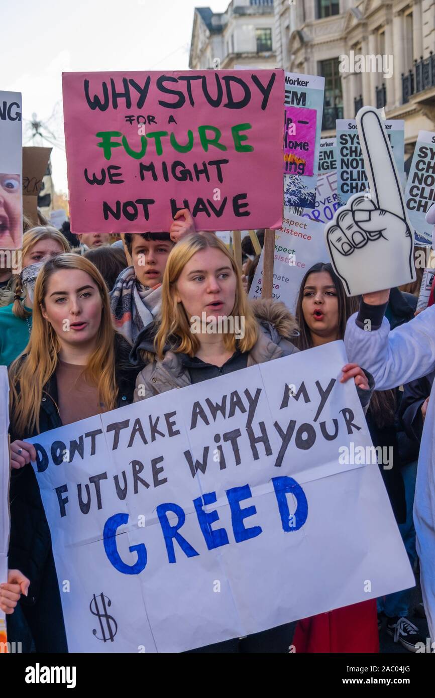 Londra, Regno Unito. 29 Nov, 2019. Gli studenti con cartelli e manifesti marzo Regent St sul Venerdì nero/Buy nothing day impegnativo urgente azione per il clima. Essi esigono un New Deal Verde per salvare il futuro, un curriculum che insegna il futuro, per il governo di dire alla gente la verità e per i giovani di essere abilitata e sentire la loro voce. Oltre un migliaio hanno marciato fino Whitehall ma sono stati fermati dalla polizia su Regent St, e led eventualmente torna alla piazza del Parlamento sono stati soddisfatti i led UCU marzo per il pianeta, le retribuzioni, le pensioni. Credito: Peter Marshall / Alamy Live News Foto Stock