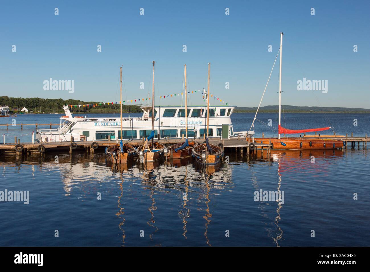 Auswanderers, tradizionale in legno barche a vela ormeggiata in Steinhuder Meer / Lago Steinhude, Bassa Sassonia / Bassa Sassonia, Germania Foto Stock