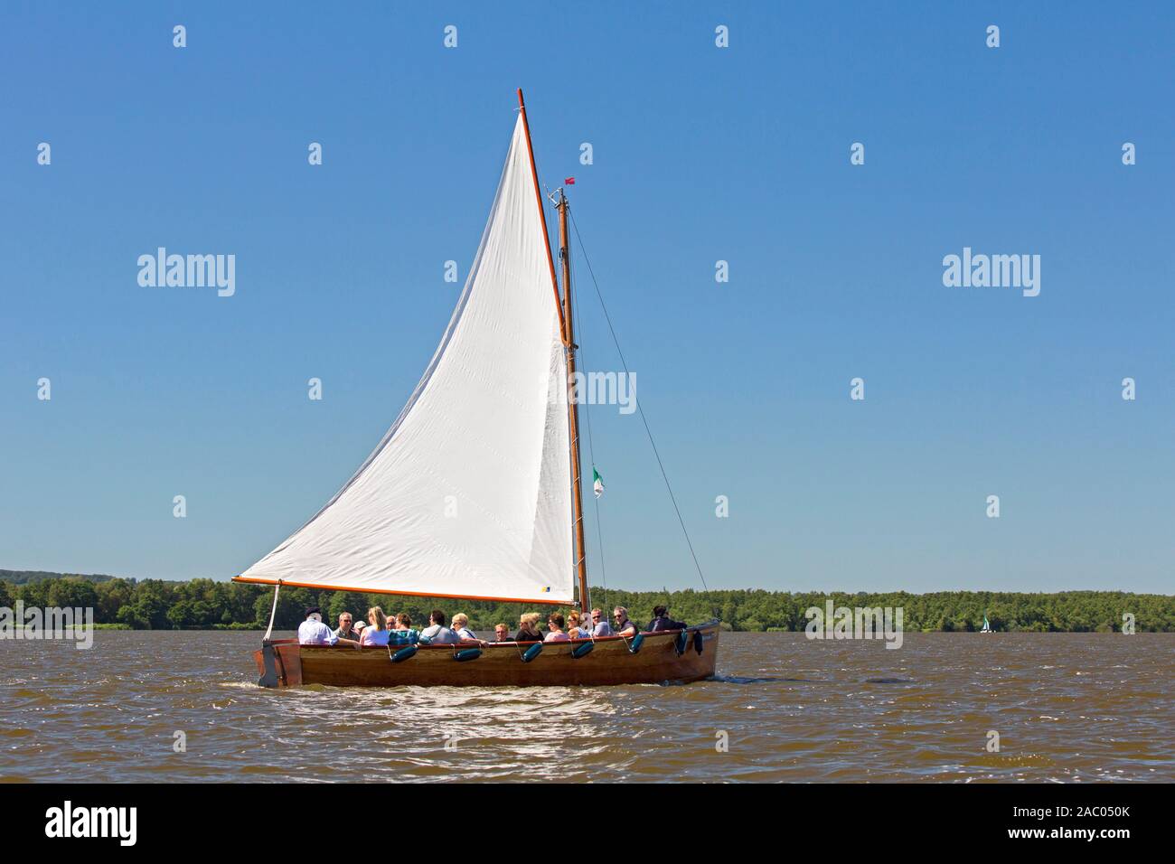 Auswanderer, tradizionali imbarcazioni a vela di legno in barca a vela con i turisti su Steinhuder Meer / Lago Steinhude, Bassa Sassonia / Bassa Sassonia, Germania Foto Stock