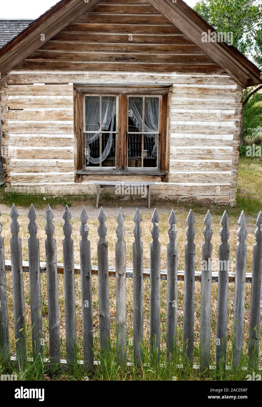 MT00328-00...MONTANA - Recinzione e windows in stato di Bannack Park, Beaverhead County. Foto Stock