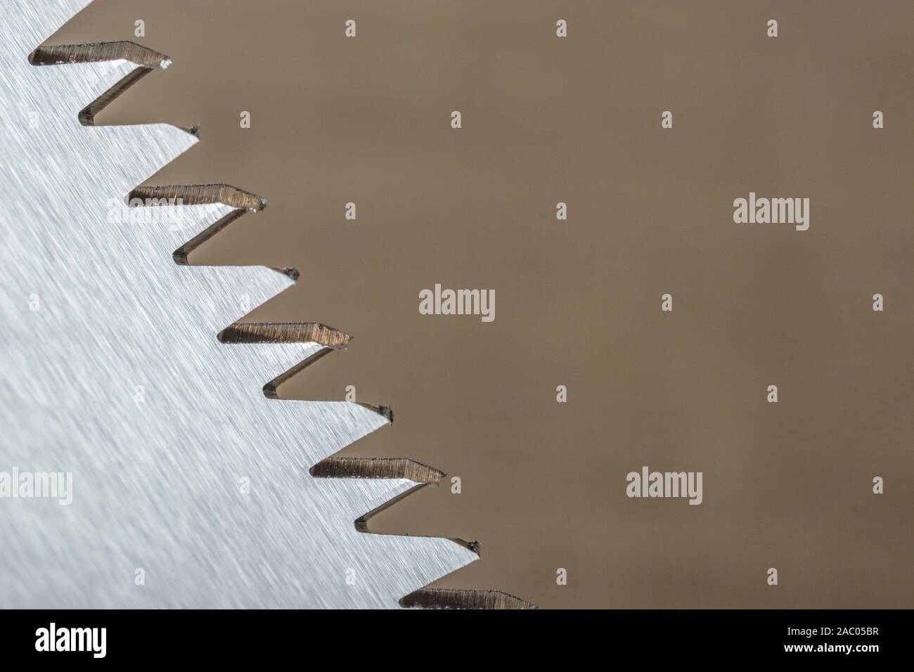 Macro Close-up shot dei denti di una lama corta giardino pieghevole sega di potatura. Metafora molto affilato, tagliente, denti taglienti in metallo. Foto Stock