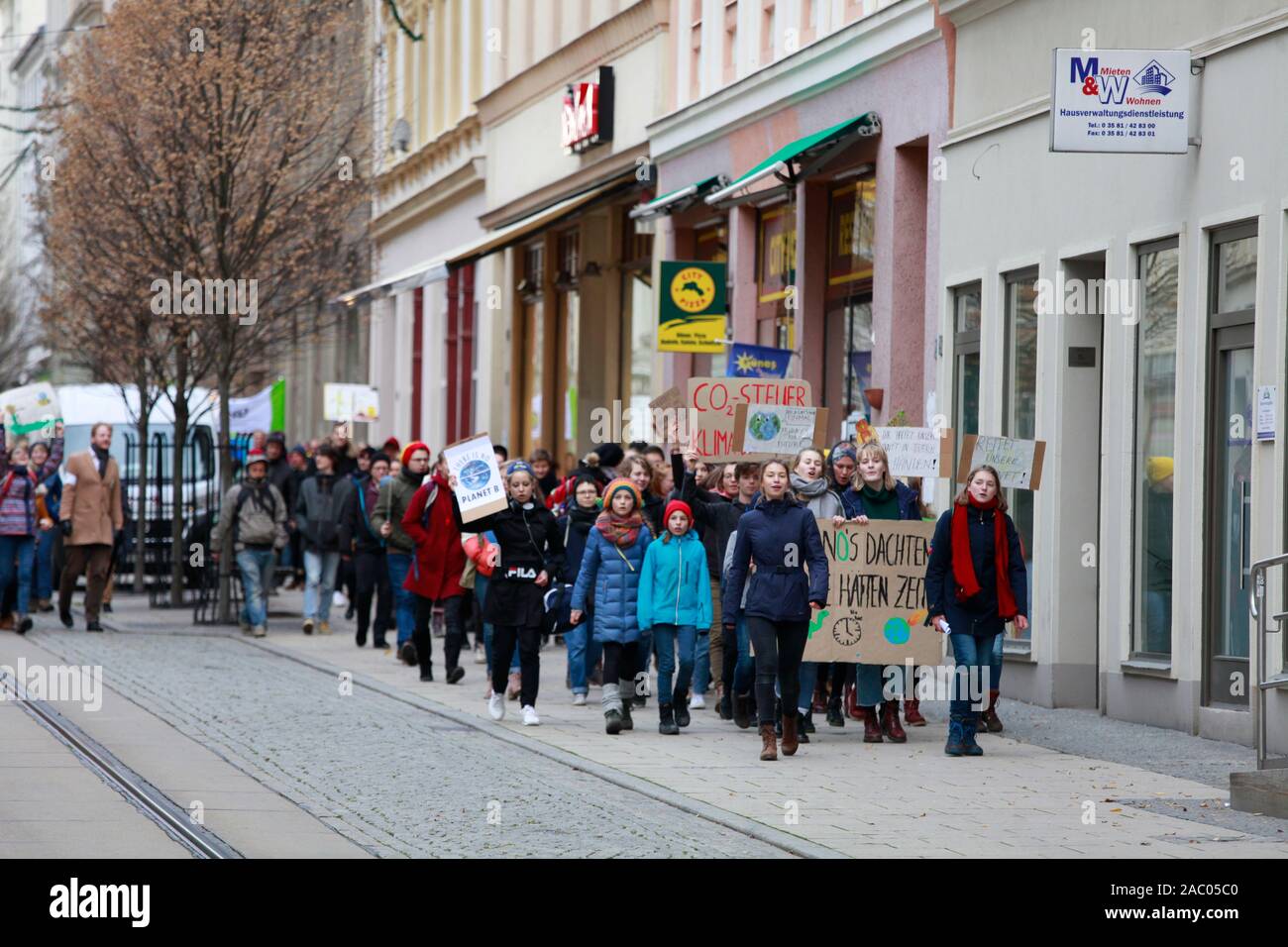 "Venerdì per il futuro' Schülerdemonstration gegen die Klimapolitik mit Schülern und Schülerin Vom Bahnhof zum Foto Stock