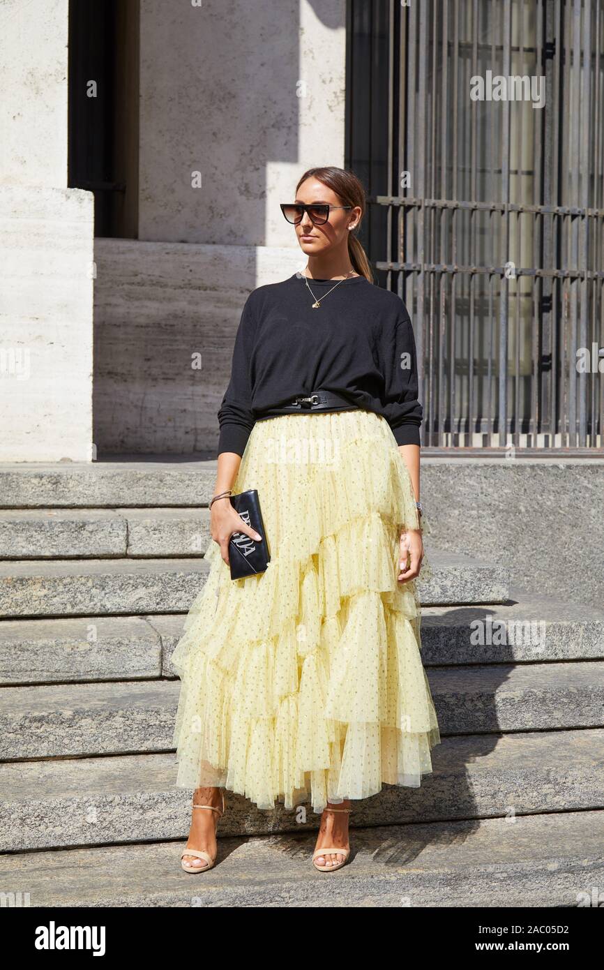 Milano, Italia - 19 settembre 2019: Elisa Taviti con mantello giallo prima di Genny fashion show, la Settimana della Moda Milanese street style Foto Stock