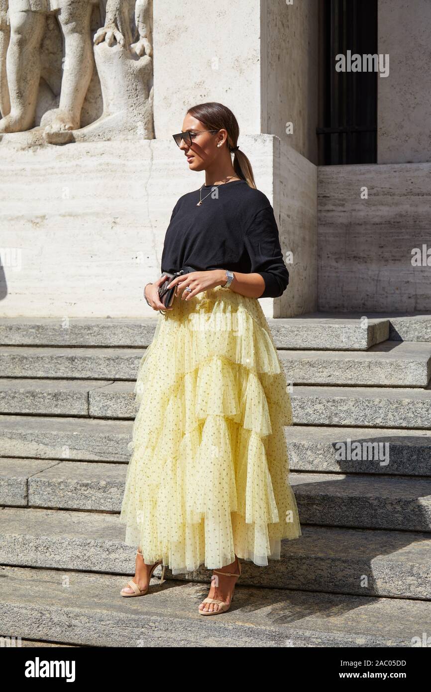 Milano, Italia - 19 settembre 2019: Elisa Taviti con mantello giallo prima di Genny fashion show, la Settimana della Moda Milanese street style Foto Stock