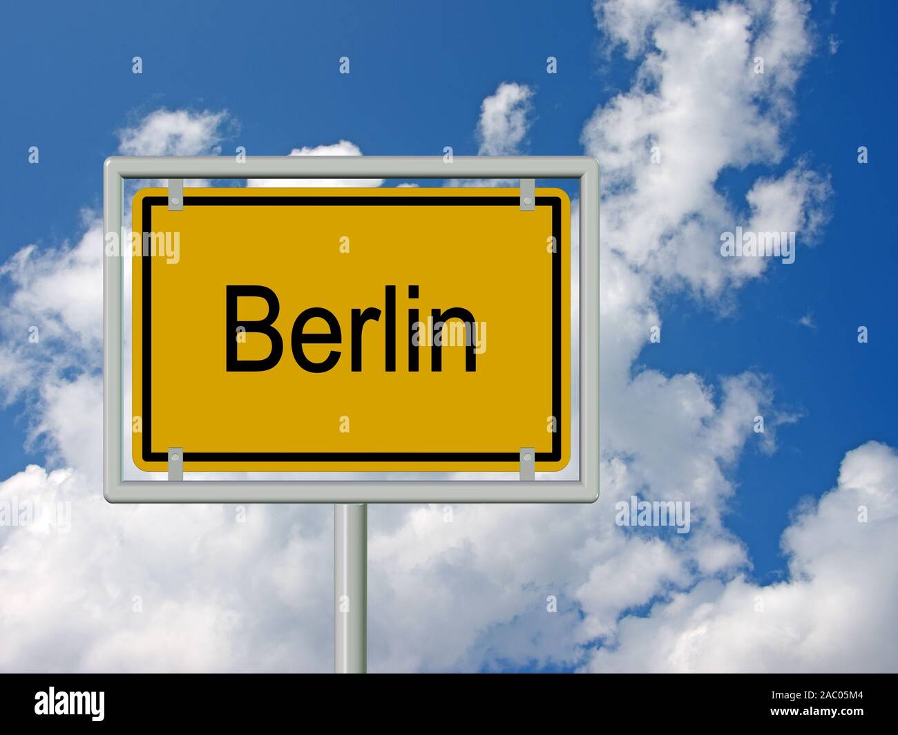 Berlin city segno nella parte anteriore del cielo e delle nubi Foto Stock