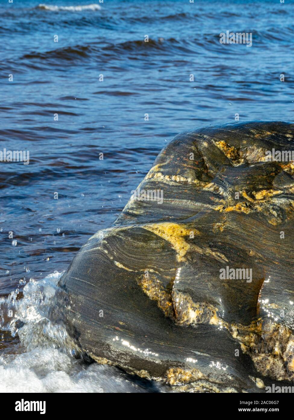 Varie forme di pietra in riva al mare Foto Stock