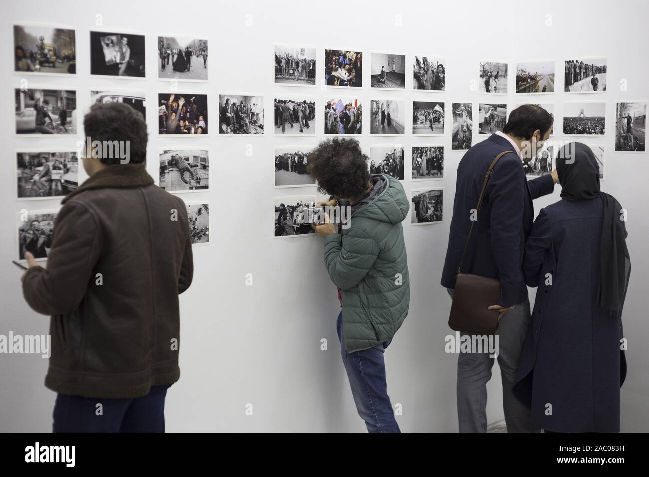 Tehran, Iran. 29 Nov, 2019. La gente visita American fotoreporter, David Burnett presentano presso la Galleria Ab-Anbar nel centro di Teheran, Iran. David Burnett è un fotoreporter americano con sede a Washington, DC il suo lavoro dal 1979 rivoluzione iraniana è stata pubblicato estesamente nel tempo. Egli è stato un membro della Gamma agenzia fotografica e co-fondato Contatti stampa Immagini. Credito: Rouzbeh Fouladi/ZUMA filo/Alamy Live News Foto Stock