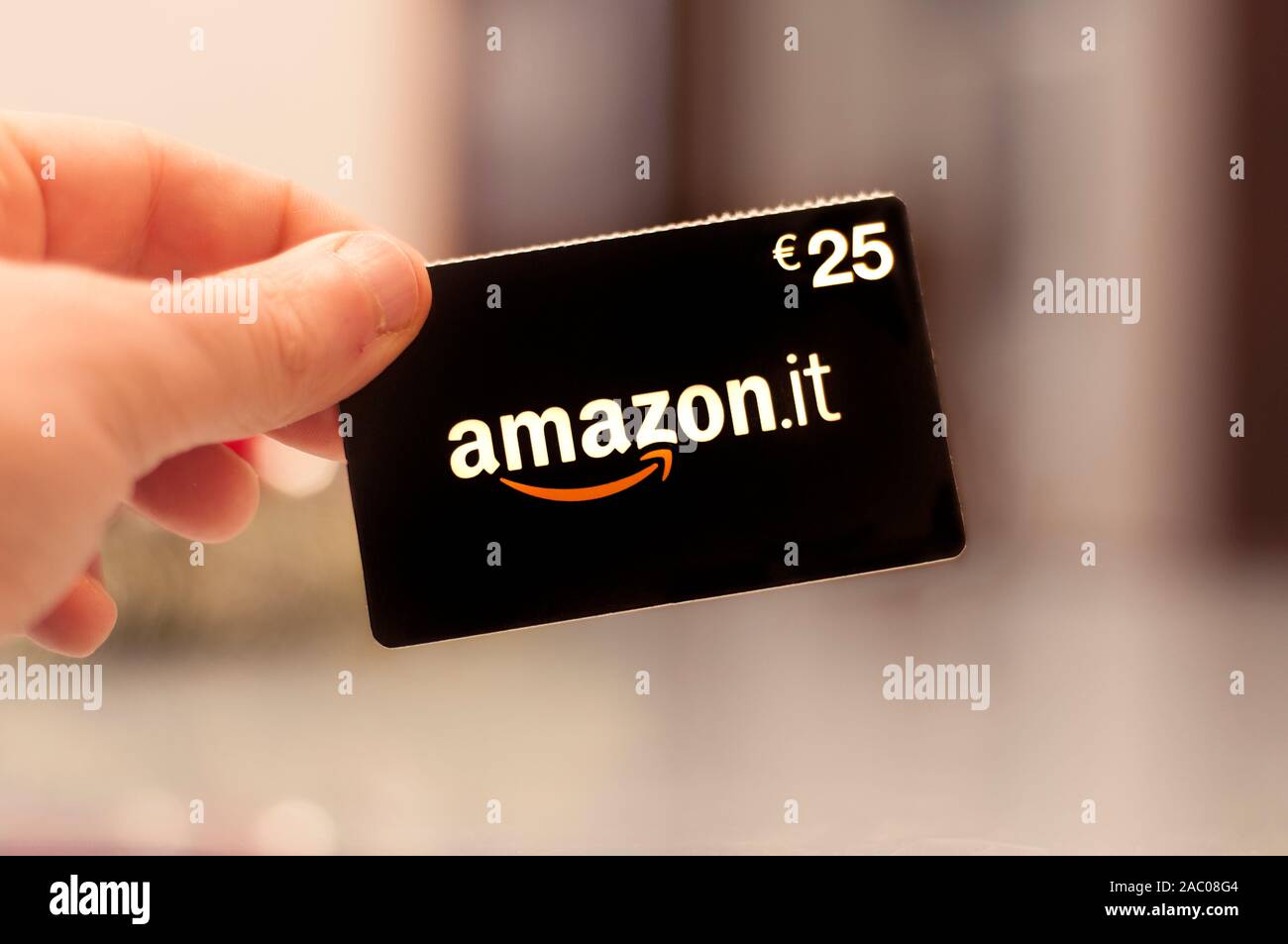 Carrara, Italia - 29 novembre 2019 - tenere in mano un 25 euro italiano  Amazon gift card, che consente ai clienti di fare shopping su Amazon  Marketplace Foto stock - Alamy