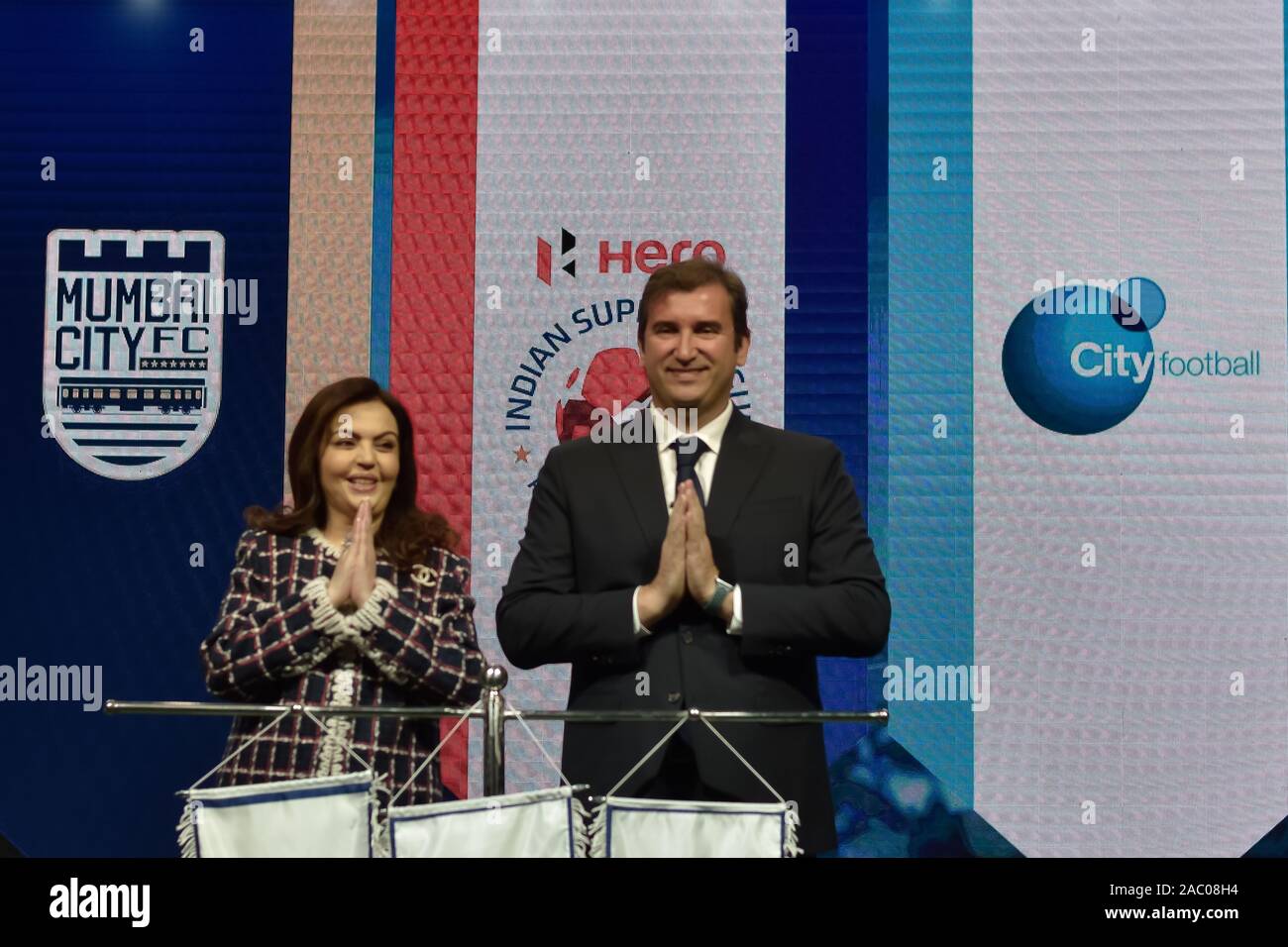 Nita Ambani, Presidente del calcio lo sviluppo dello sport Limited e Reliance Foundation e Ferran Soriano, CFG Chief Executive Officer durante un evento di annuncio.Manchester City società madre della città Gruppo di calcio (CFG) acquista la maggioranza delle partecipazioni nella città di Mumbai FC. Foto Stock