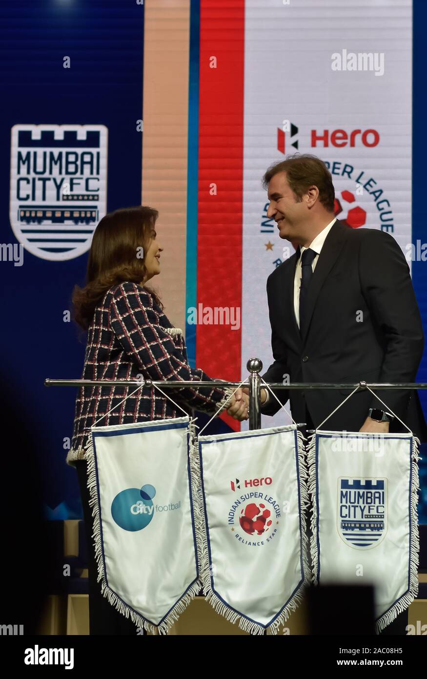 Nita Ambani, Presidente del calcio lo sviluppo dello sport Limited e Reliance Foundation e Ferran Soriano, CFG Chief Executive Officer durante un evento di annuncio.Manchester City società madre della città Gruppo di calcio (CFG) acquista la maggioranza delle partecipazioni nella città di Mumbai FC. Foto Stock