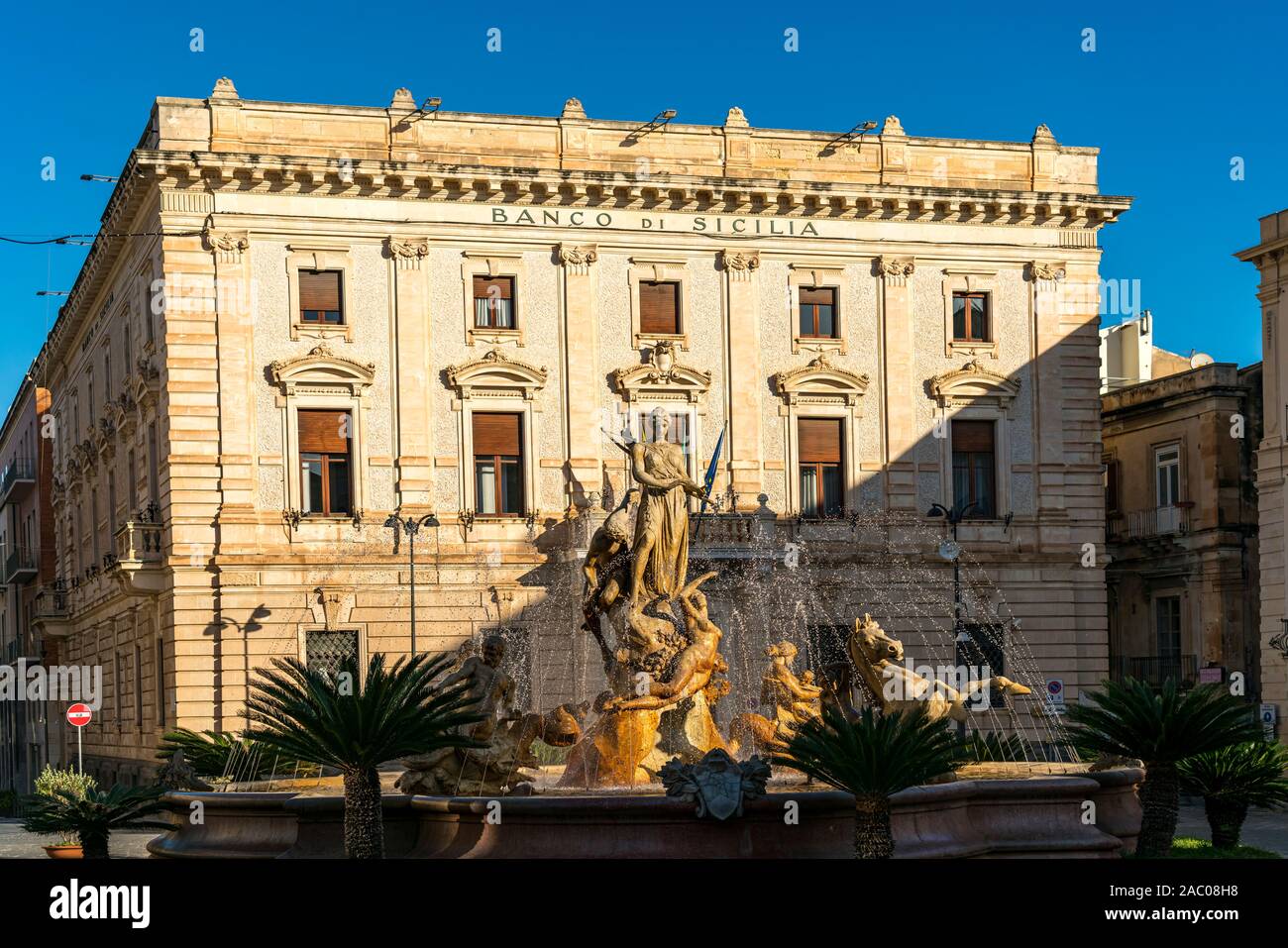 Artemisbrunnen auf dem Platz Piazza Archimede, Insel Ortigia Syrakus, Sizilien, Italien, Europa | Fontana di Artemis sulla Piazza Archimede, Ortigia Foto Stock