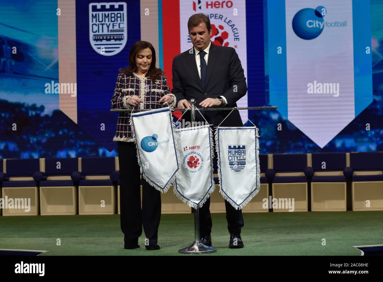 Nita Ambani, Presidente del calcio lo sviluppo dello sport Limited e Reliance Foundation e Ferran Soriano, CFG Chief Executive Officer durante un evento di annuncio.Manchester City società madre della città Gruppo di calcio (CFG) acquista la maggioranza delle partecipazioni nella città di Mumbai FC. Foto Stock