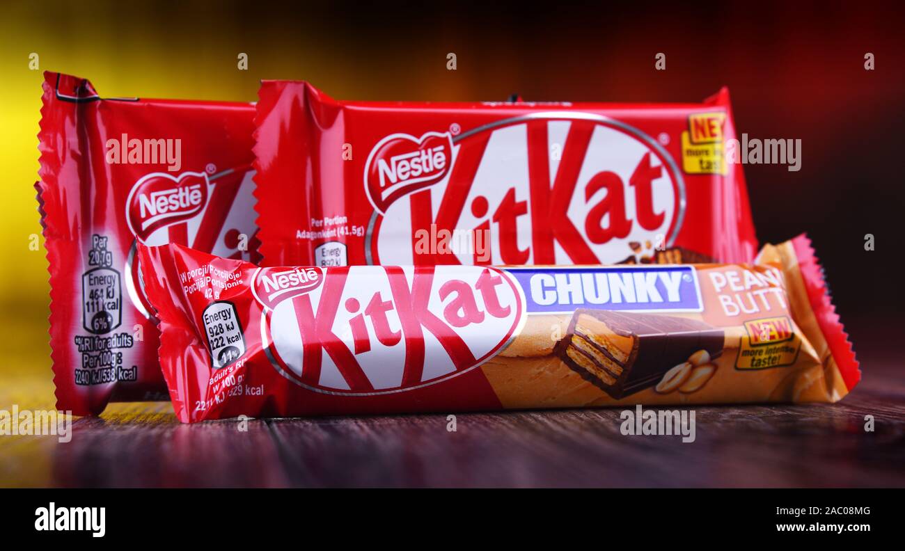 POZNAN, POL - Ott 23, 2019: Cioccolato-wafer ricoperto le barre di Kit Kat, una marca di prodotti dolciari creato da Rowntree, ora prodotta a livello globale Foto Stock