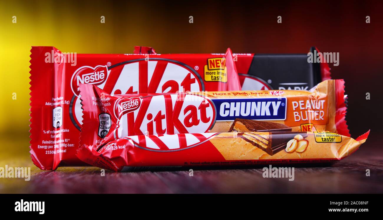 POZNAN, POL - Ott 23, 2019: Cioccolato-wafer ricoperto le barre di Kit Kat, una marca di prodotti dolciari creato da Rowntree, ora prodotta a livello globale Foto Stock