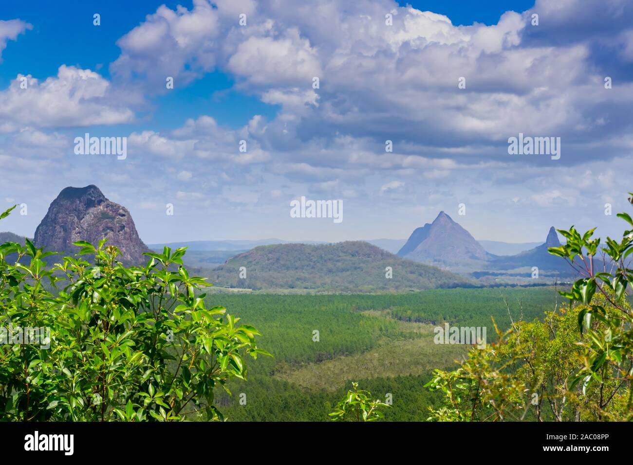 Australian paesaggio attraverso flat espansiva di Queensland dal cavallo selvaggio montagna Lookout con autostrada sotto e ampie pianure di piantagioni di pino con pro Foto Stock