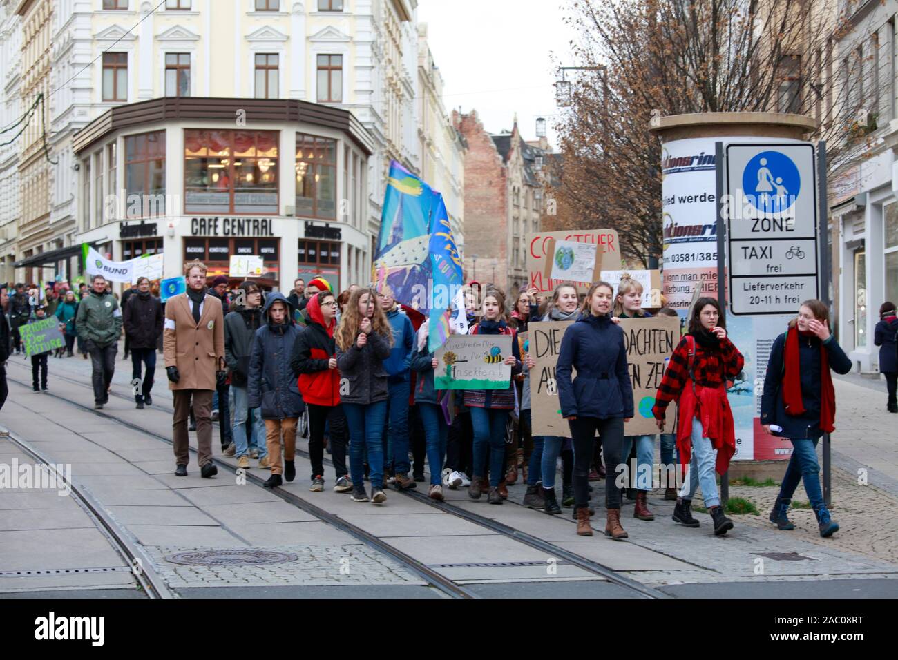 "Venerdì per il futuro' Schülerdemonstration gegen die Klimapolitik mit Schülern und Schülerin Vom Bahnhof zum Foto Stock