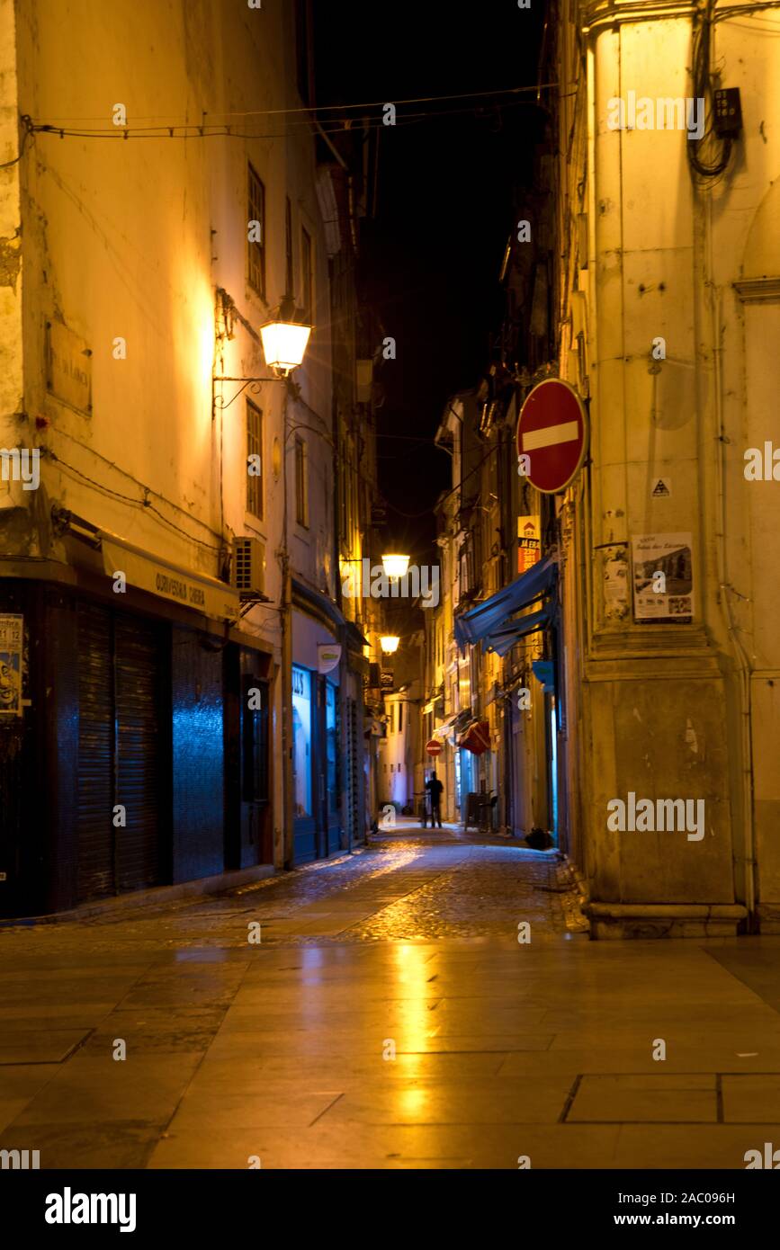 Notte street scene di Coimbra, Portogallo Foto Stock