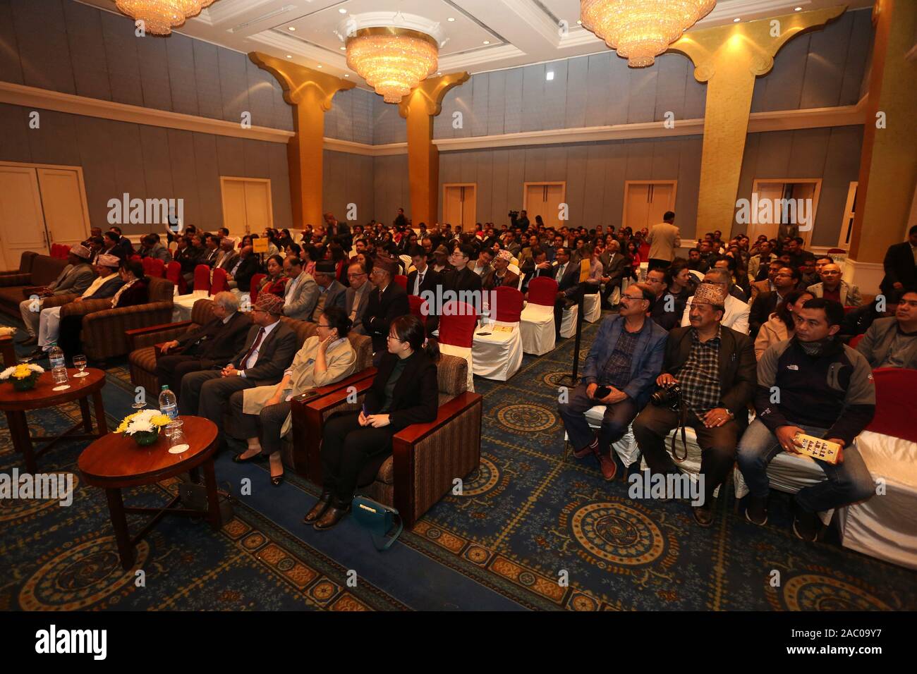 (191129) -- Kathmandu, nov. 29, 2019 (Xinhua) -- persone partecipare al raduno di Nepali gli studenti che hanno studiato in Cina, a Kathmandu, Nepal, su nov. 29, 2019. Il nepalese studenti aventi esperienze di istruzione in Cina sono manodopera qualificata che può contribuire allo sviluppo del paese, Nepalese il vice Primo ministro ha detto qui il venerdì. (Foto di Sunil Sharma/Xinhua) Foto Stock