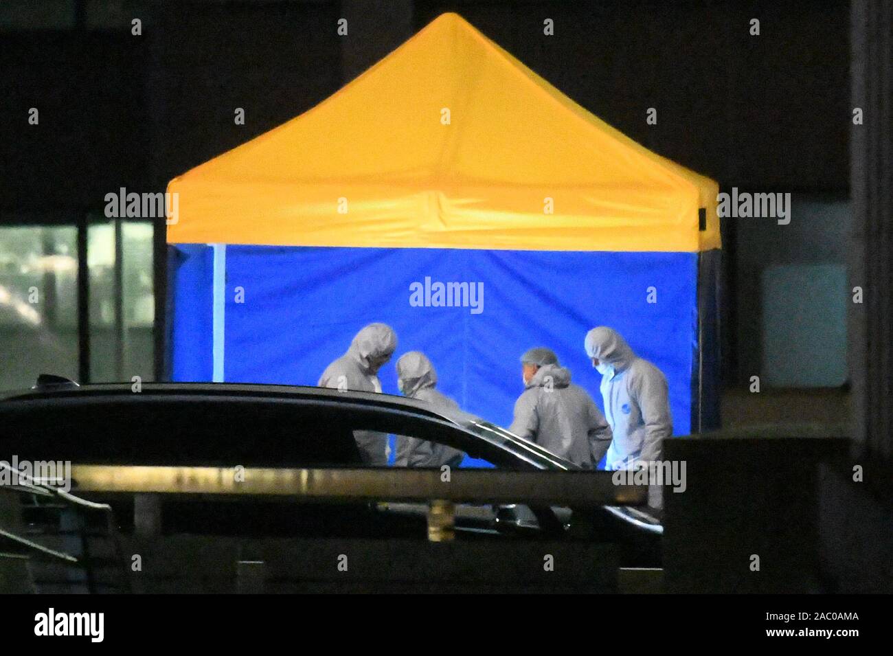 Forensic ufficiali sulla scena di un incidente sul ponte di Londra nel centro di Londra dopo un terrorista che indossa un finto giubbotto di suicidio che è andato su un coltello rampage è stato ucciso dalla polizia. Foto Stock