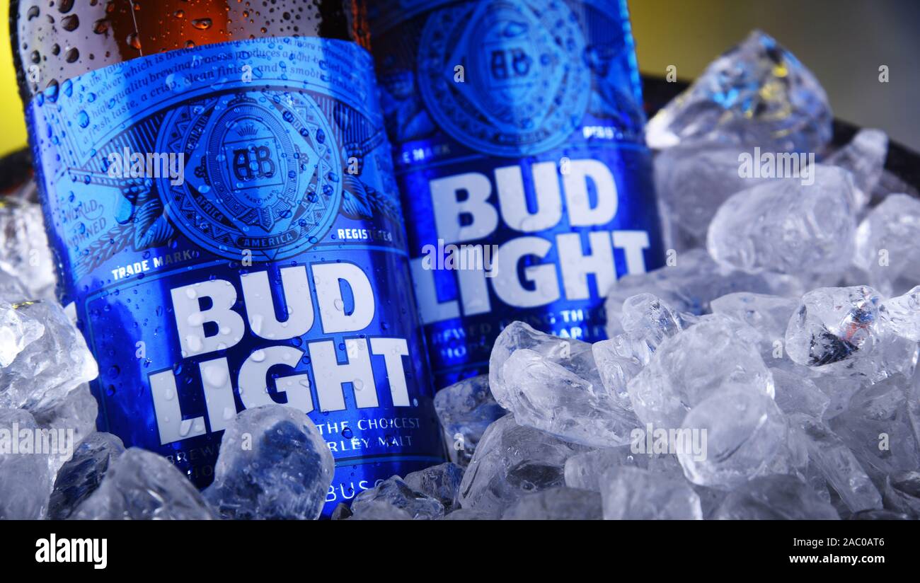 POZNAN, POL - Nov 22, 2019: bottiglie di Bud Light birra, un americano di birra chiara, prodotta da Anheuser-Busch, introdotto nel 1982. Foto Stock