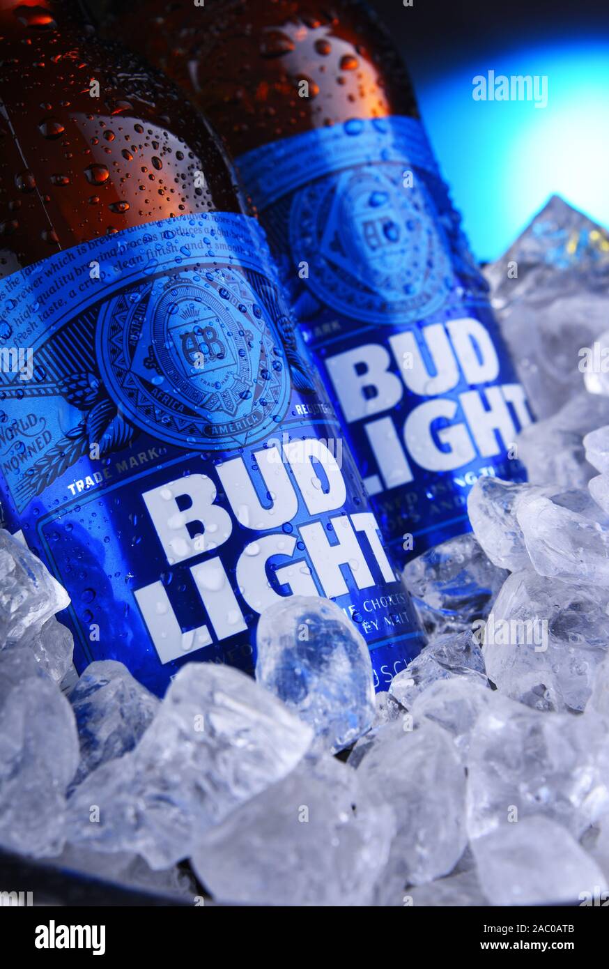 POZNAN, POL - Nov 22, 2019: bottiglie di Bud Light birra, un americano di birra chiara, prodotta da Anheuser-Busch, introdotto nel 1982. Foto Stock