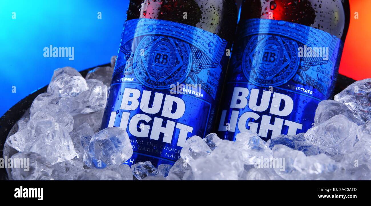 POZNAN, POL - Nov 22, 2019: bottiglie di Bud Light birra, un americano di birra chiara, prodotta da Anheuser-Busch, introdotto nel 1982. Foto Stock