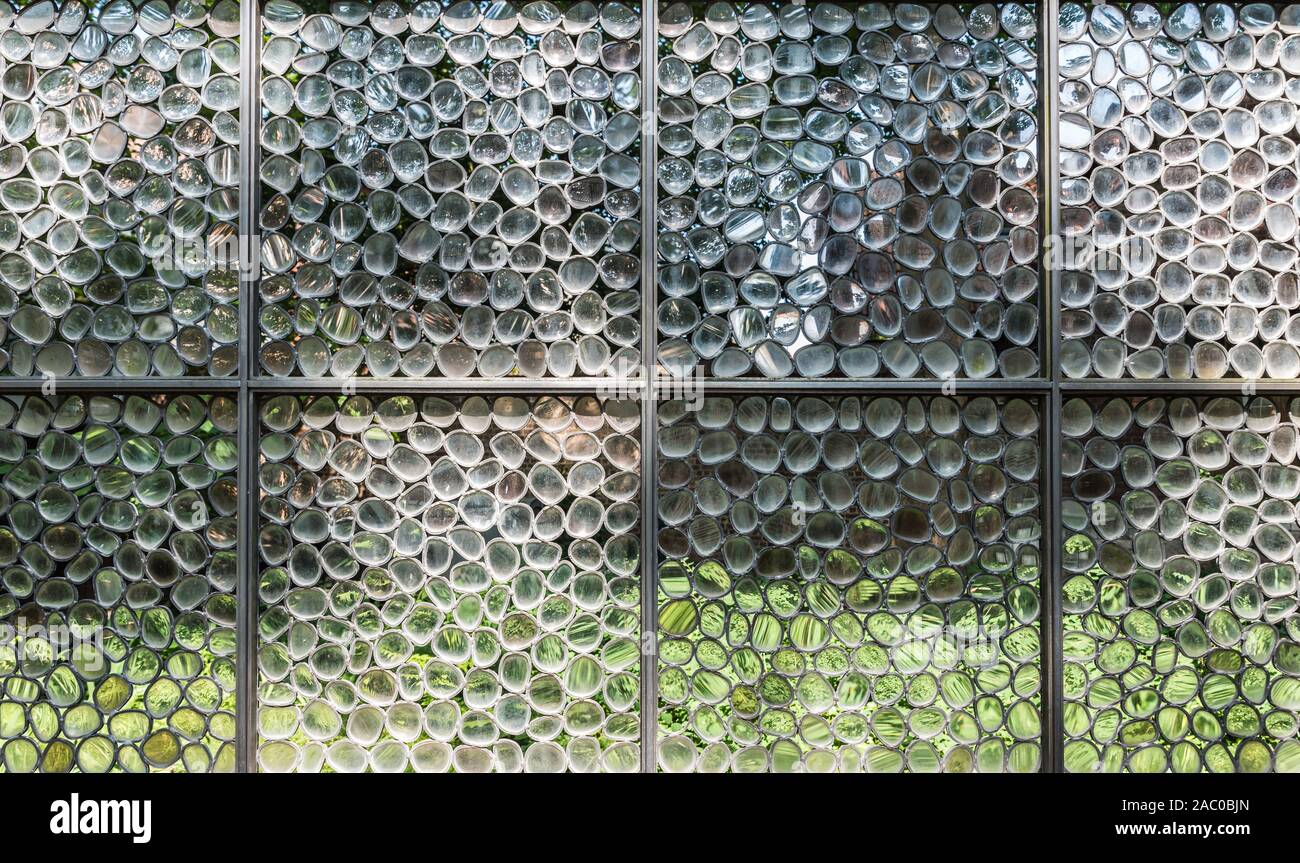 Anderlecht, Bruxelles / Belgio - 06 26 2019: Arte di installazione realizzata con occhiali riciclati in una cornice quadrata Foto Stock