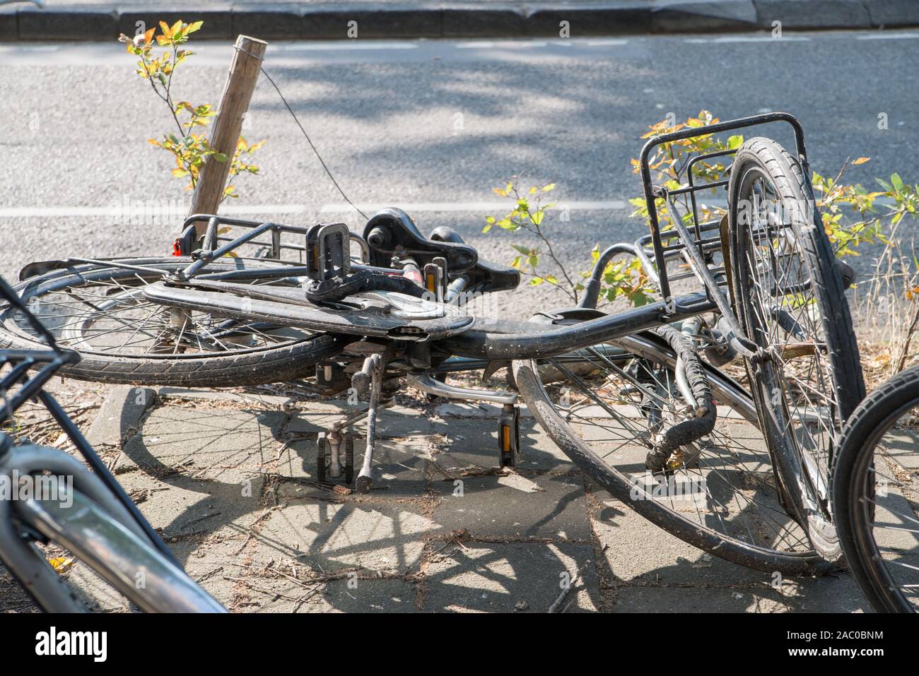 Ribaltato un vecchia moto si trova su una strada ad Amsterdam Foto Stock