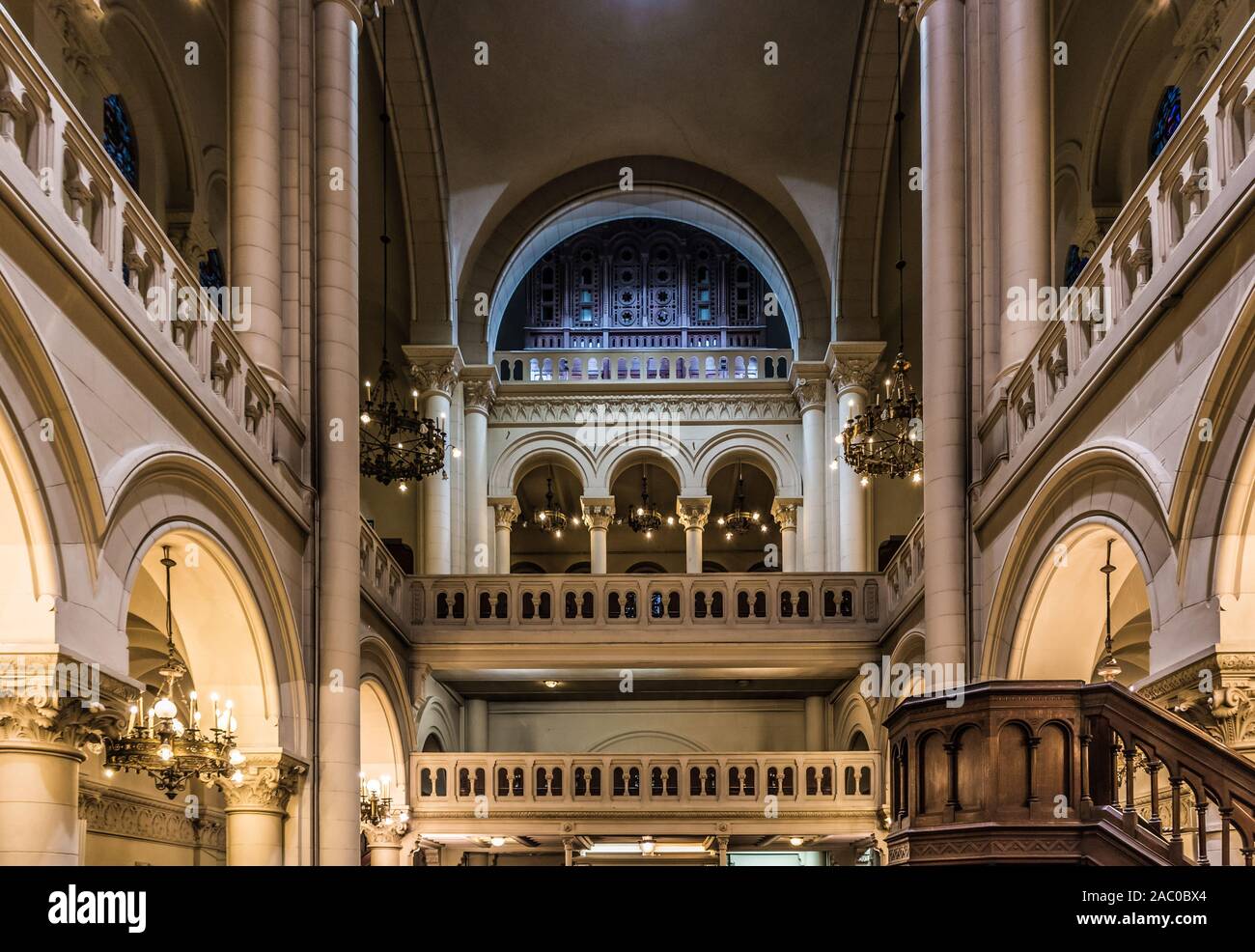 Centro di Bruxelles / Belgio - 02 16 2019: Interior design del popolo ebraico grande sinagoga dell'Europa con un dorato tappeto rosso che indica in ebraico il Foto Stock