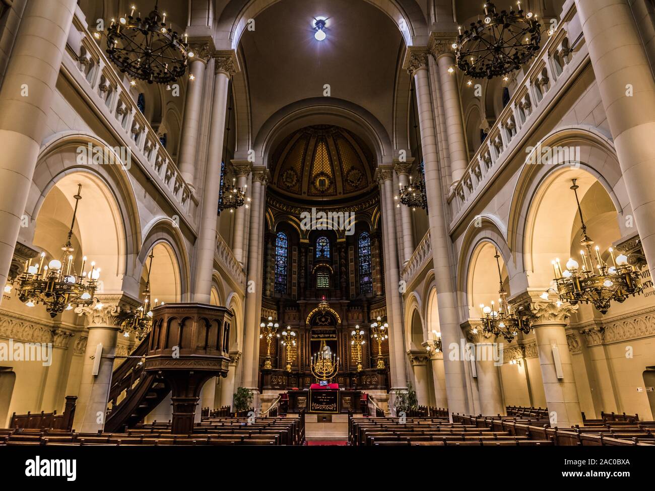 Centro di Bruxelles / Belgio - 02 16 2019: Interior design del popolo ebraico grande sinagoga dell'Europa con un dorato tappeto rosso che indica in ebraico il Foto Stock