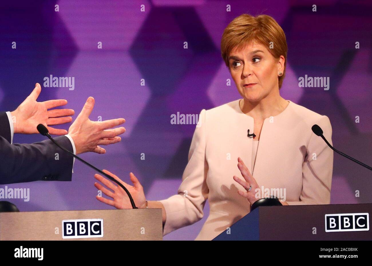 Partito Brexit presidente Richard Tice e SNP leader Nicola gesto di storione durante la BBC sette vie dibattito elettorale in Cardiff. Foto Stock