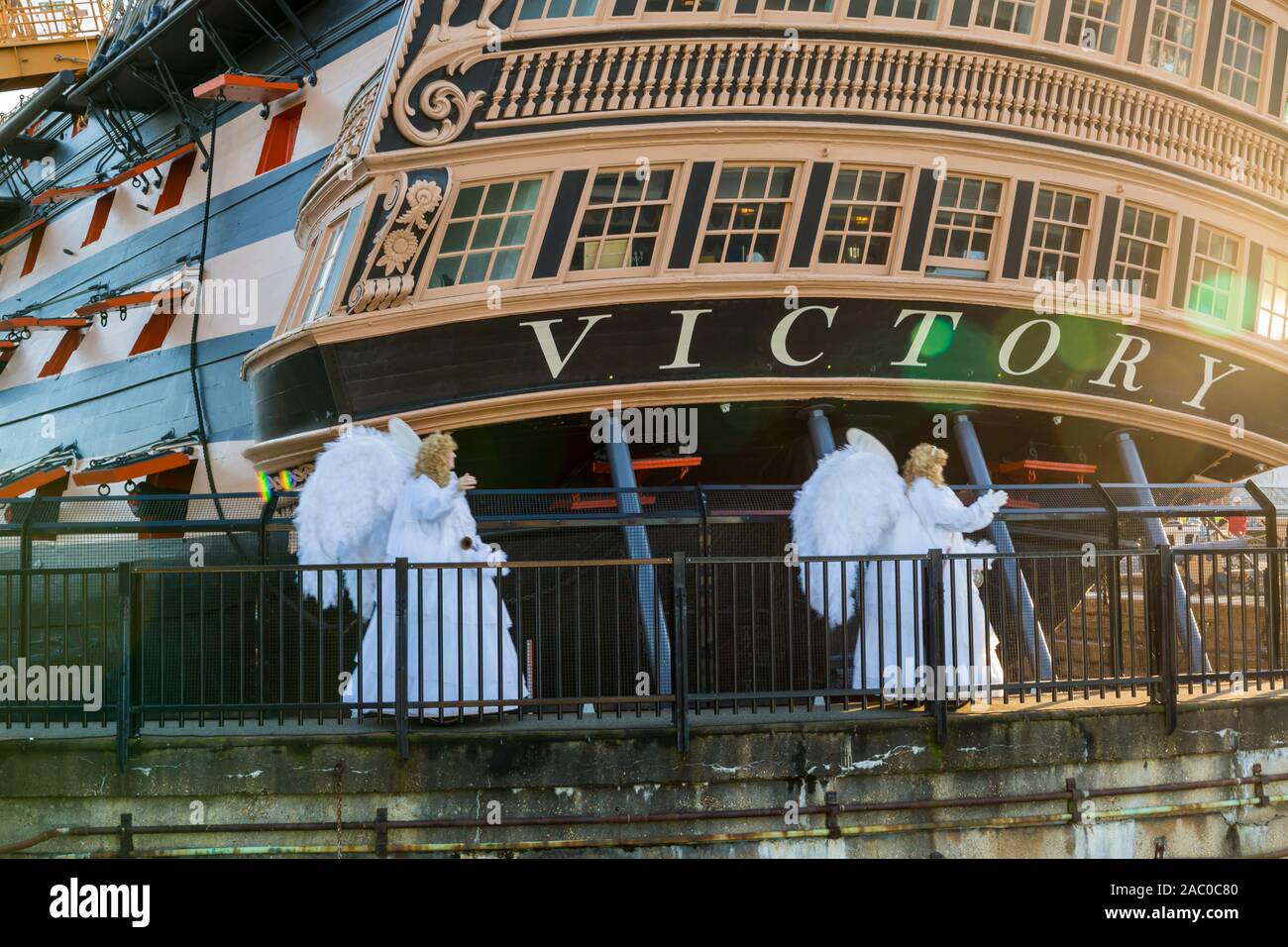 Portsmouth, Hampshire, Regno Unito. 29 novembre 2019. Le folle affollano il festival vittoriano di Natale a Portsmouth Historic Dockyard per l'intrattenimento, i personaggi vestiti in olden giorni e il mercato di Natale, il primo giorno dell'evento di tre giorni. Gli angeli scivolano oltre la nave della vittoria di HMS. Credit: Carolyn Jenkins/Alamy Live News Foto Stock