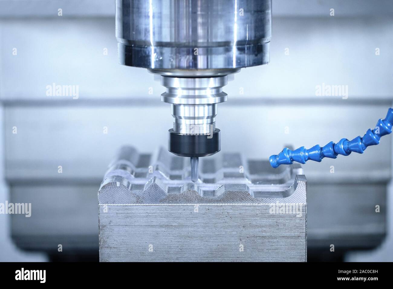 Il taglio del metallo e formando con macchine CNC ad alta precisione della tecnologia nel settore dei macchinari. Foto Stock