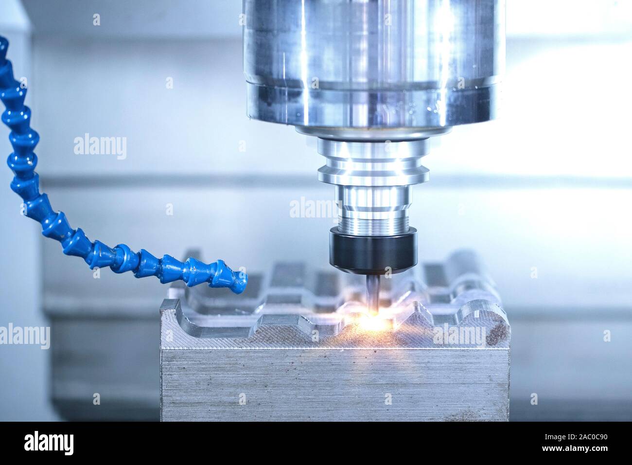 Il taglio del metallo e formando con macchine CNC ad alta precisione della tecnologia nel settore dei macchinari. Foto Stock