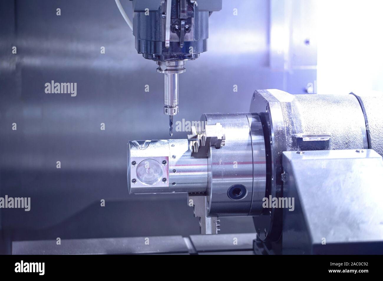 Il taglio del metallo e formando con macchine CNC ad alta precisione della tecnologia nel settore dei macchinari. Foto Stock