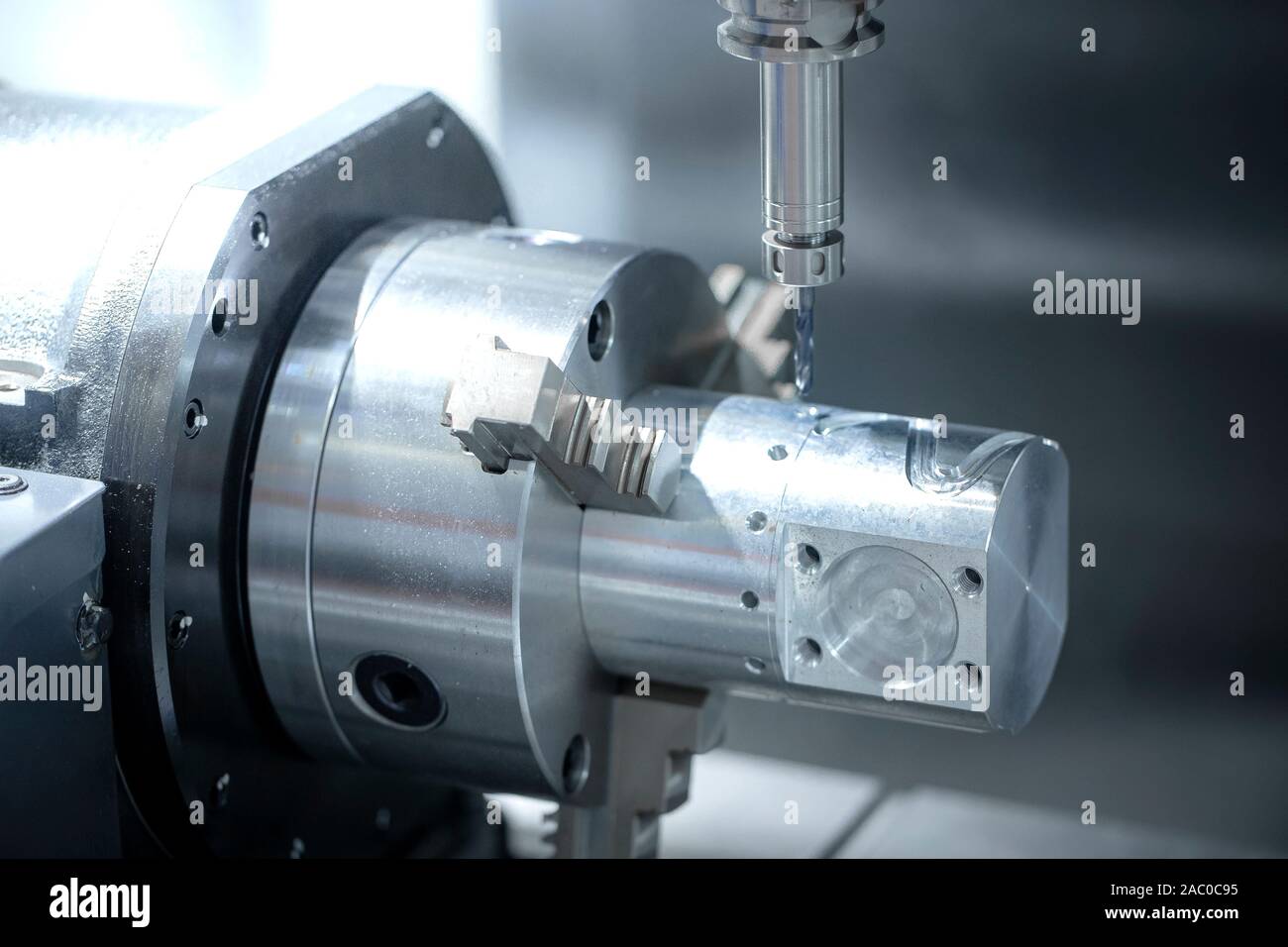 Il taglio del metallo e formando con macchine CNC ad alta precisione della tecnologia nel settore dei macchinari. Foto Stock