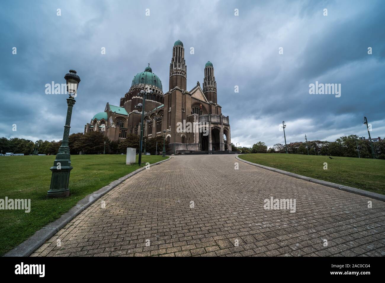 Koekelberg, Regione di Bruxelles Capitale / Belgio - 10 30 2019: monumentali vista sulla basilica del Sacro Cuore e il percorso e la legge Foto Stock