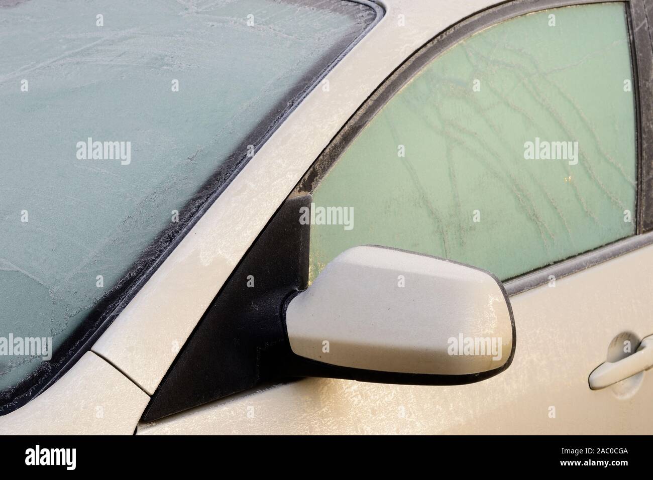Congelati parabrezza auto e specchietto retrovisore in inverno Foto Stock