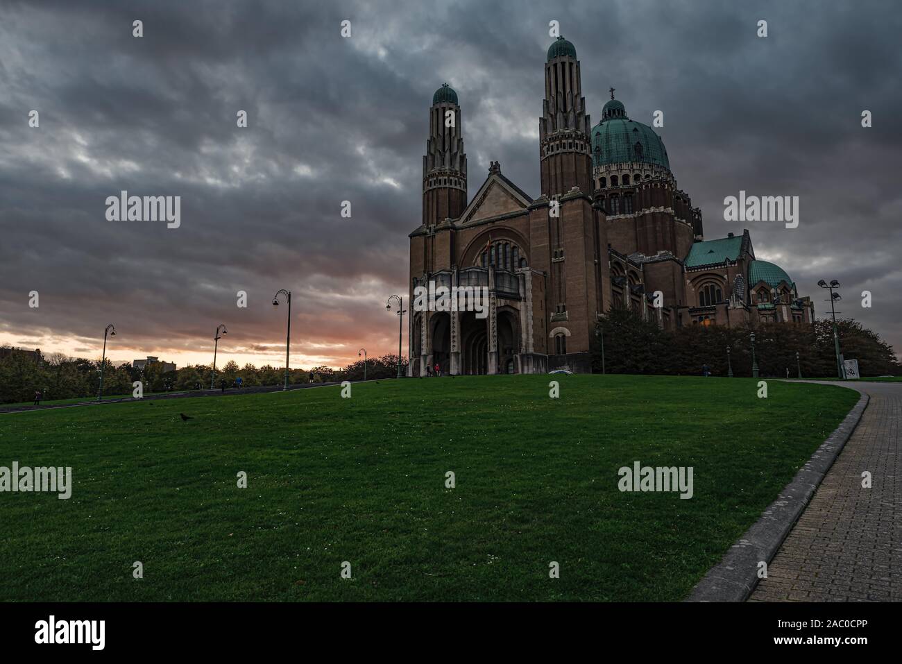 Koekelberg, Regione di Bruxelles Capitale / Belgio - 10 30 2019: monumentali vista sulla basilica del Sacro Cuore e il percorso e la legge Foto Stock