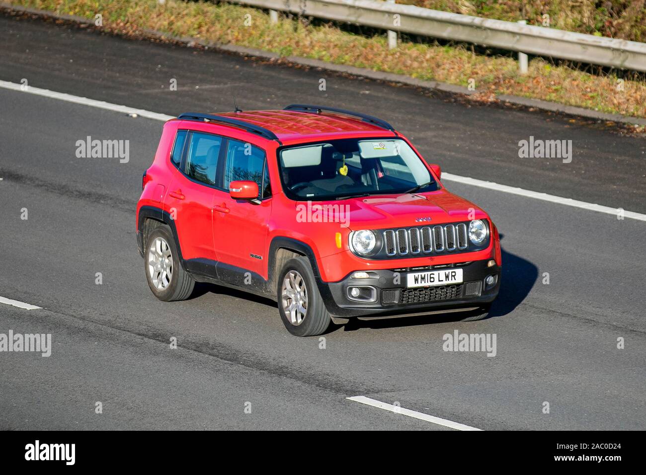 2016 red Jeep Renegade longitudine; traffico veicolare, trasporti, veicoli moderni, carrozze salone, sud-bound motoring sulla M61, Regno Unito Foto Stock